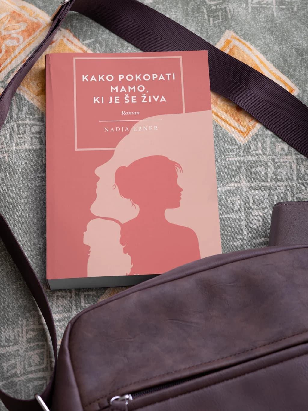 Kako pokopati mamo, ki je še živa - knjiga s poletno torbo