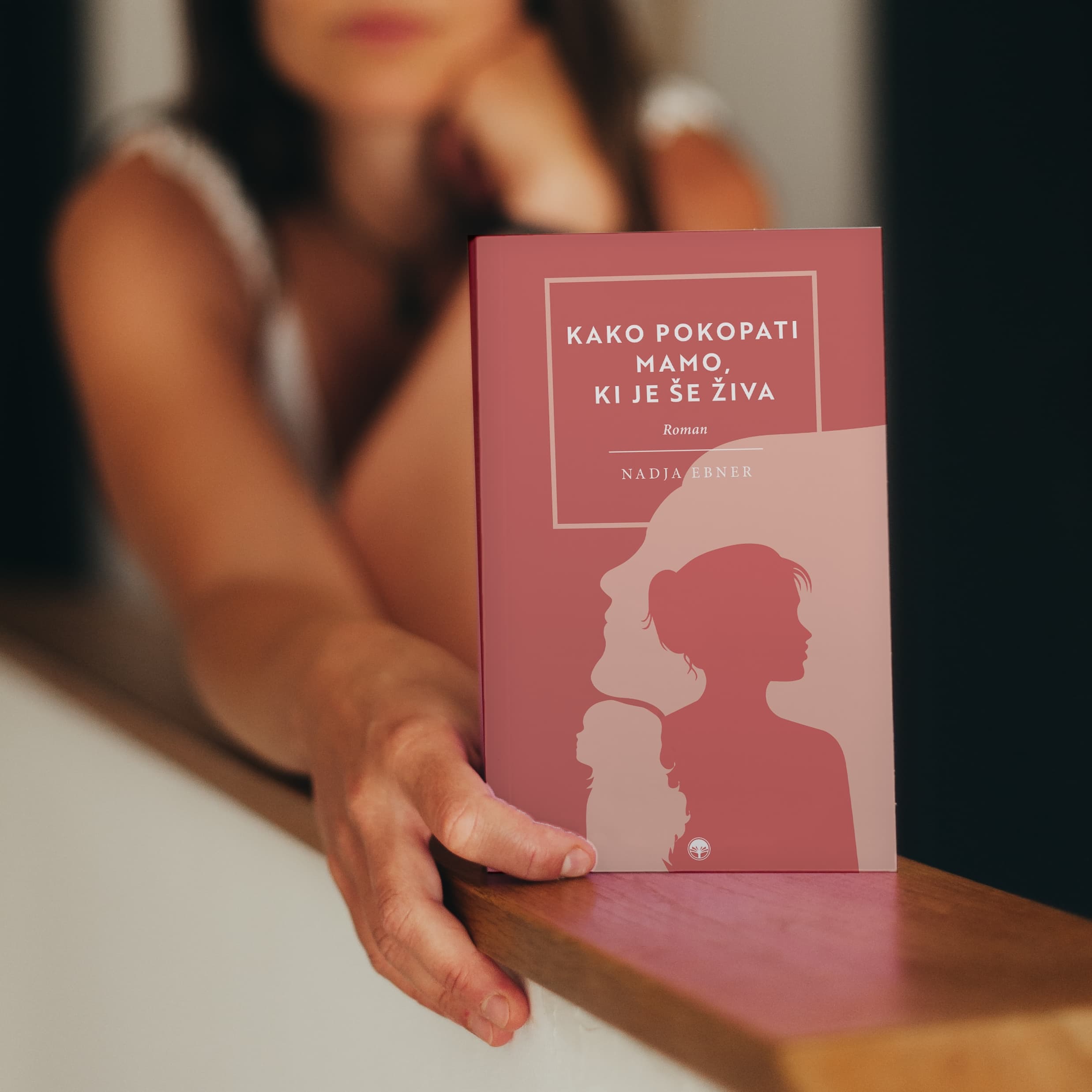 Knjiga Kako pokopati mamo, ki je še živa