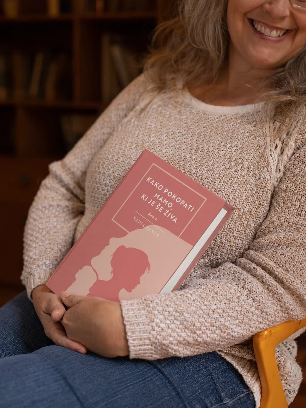 Ženska bere knjigo Kako pokopati mamo, ki je še živa