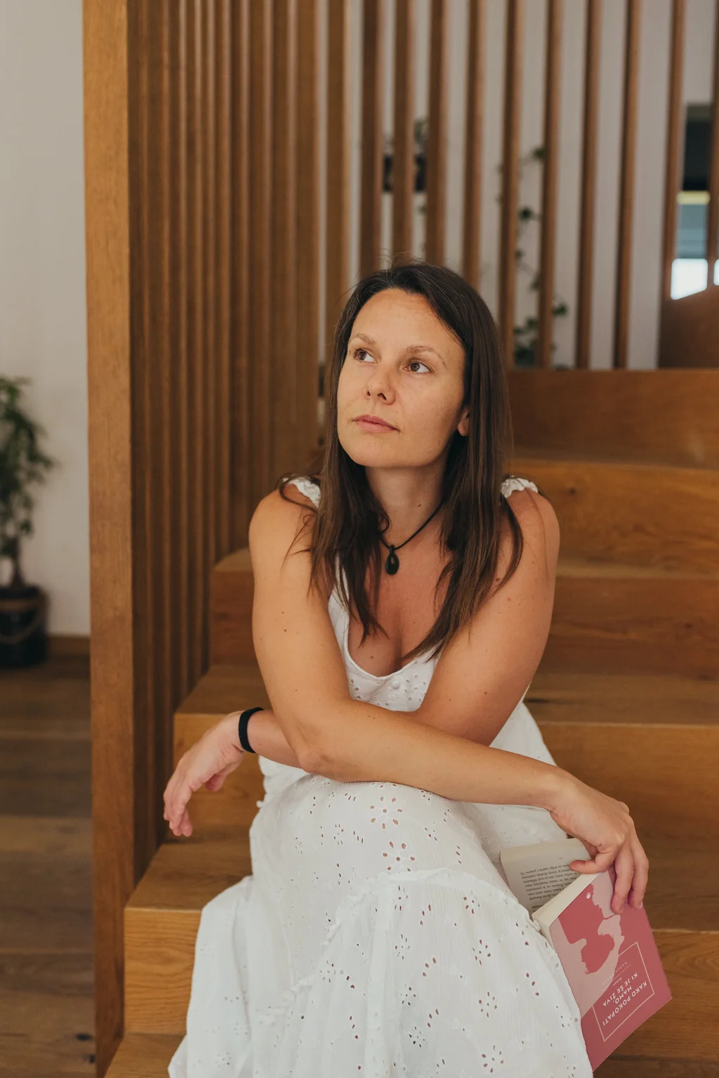 Ženska bere knjigo Kako pokopati mamo, ki je še živa